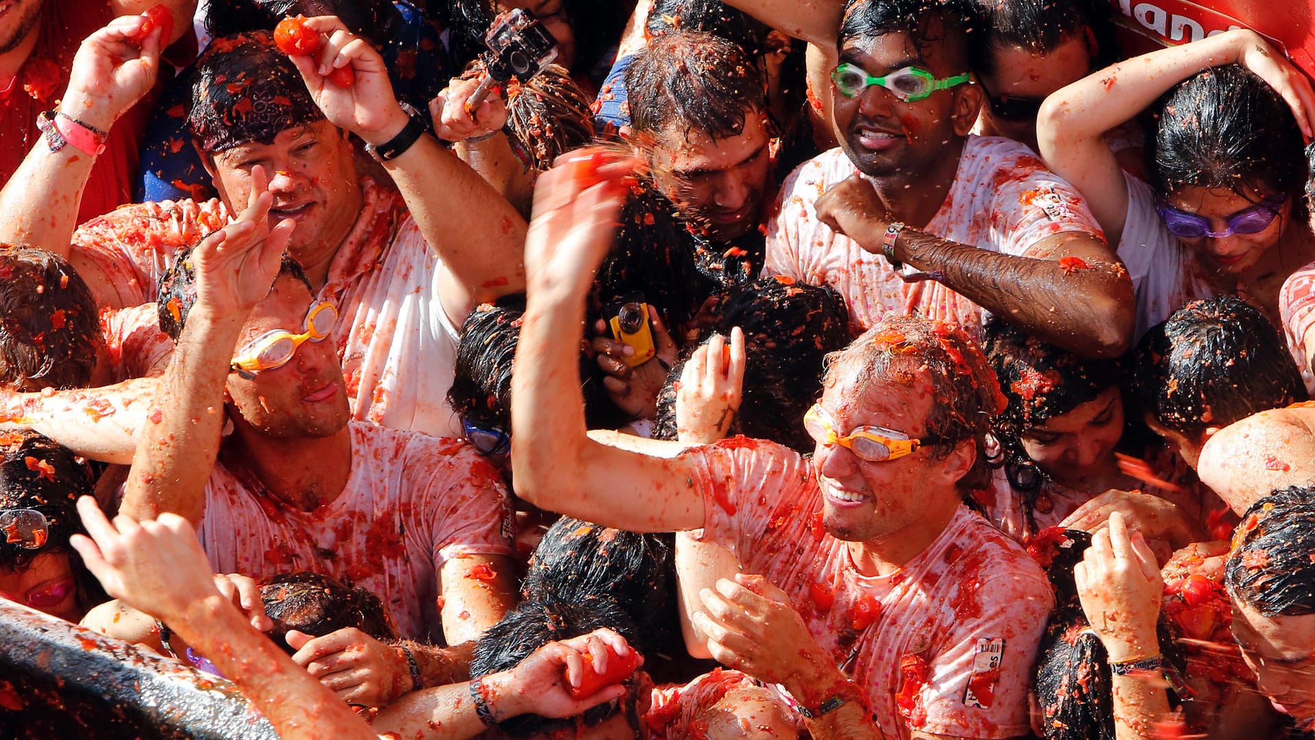 Menschen bewerfen sich mit Tomaten: Die Tomatina in Spanien ist eine handfeste Lebensmittelschlacht.