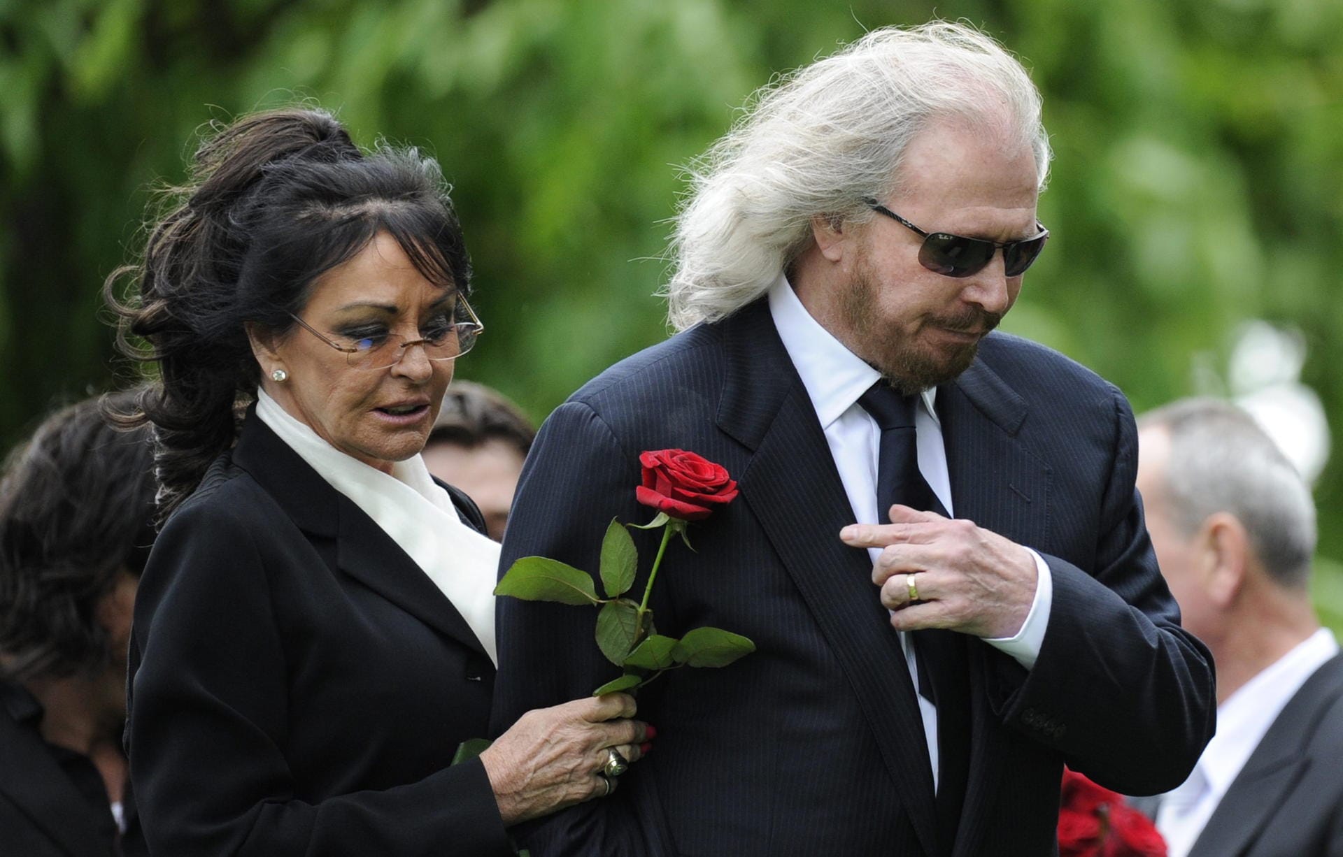 Linda Gibb und Barry Gibb 2012 bei der Beerdigung von Robin.