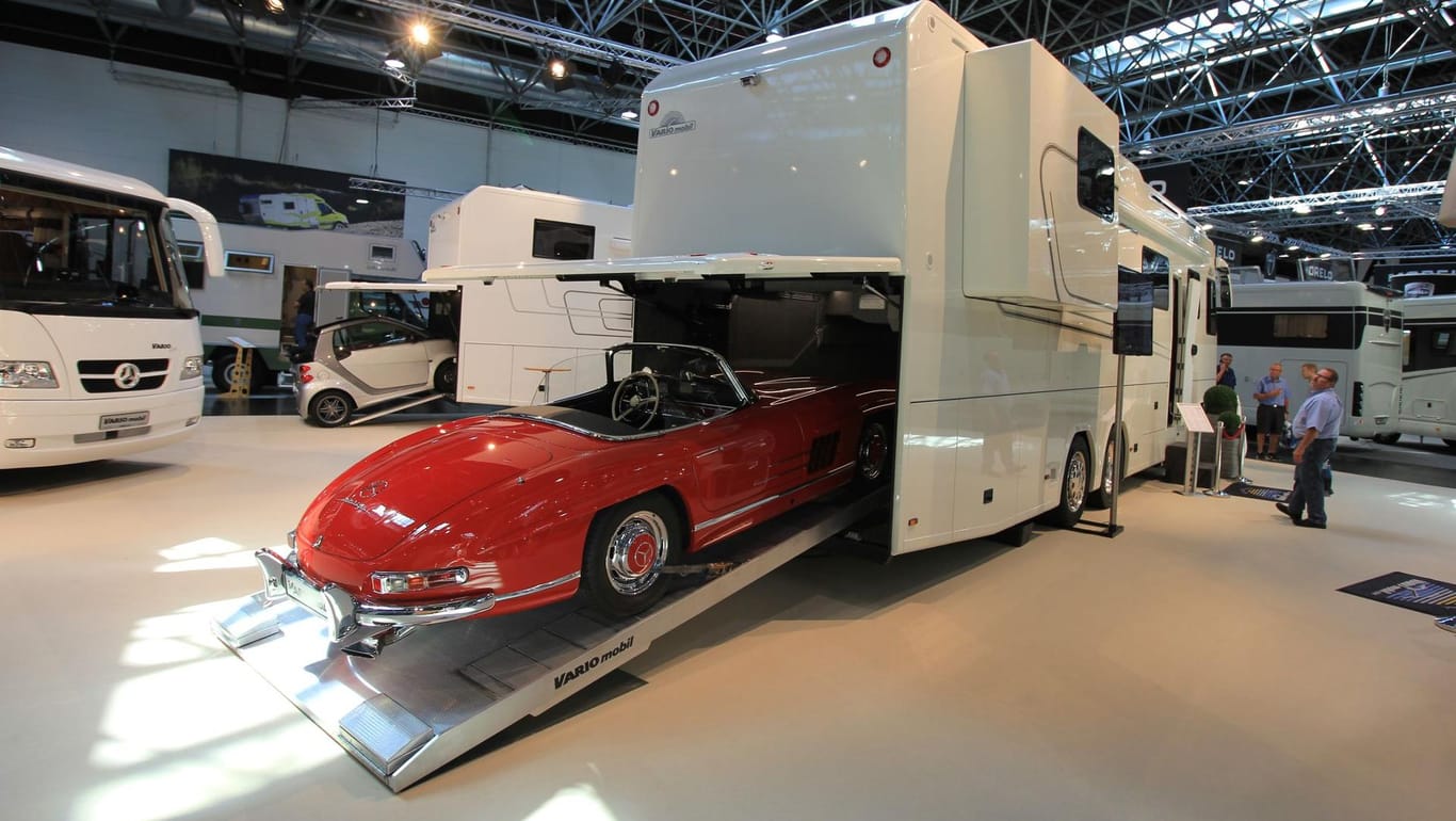Die Top-Modelle bei den Luxus-Wohnmobilen bieten eine Garage für ein Begleitfahrzeug.