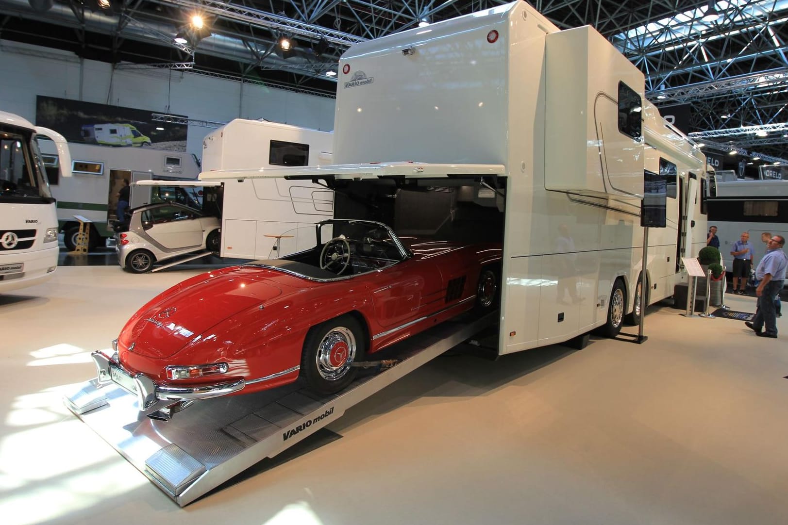 Die Top-Modelle bei den Luxus-Wohnmobilen bieten eine Garage für ein Begleitfahrzeug.