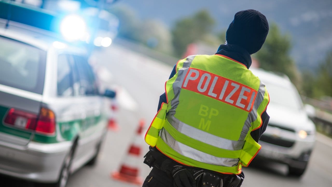Ein Polizeibeamter beobachtet an der A8 von Salzburg nach München Fahrzeuge, die aus Österreich kommen.