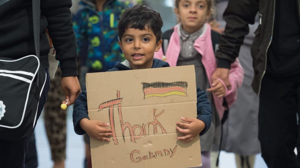 Zu früh bedankt? Ein kleiner Junge aus Syrien hält bei seiner Ankunft in Deutschland ein Schild mit der Aufschrift "Thank Germany" in den Händen.