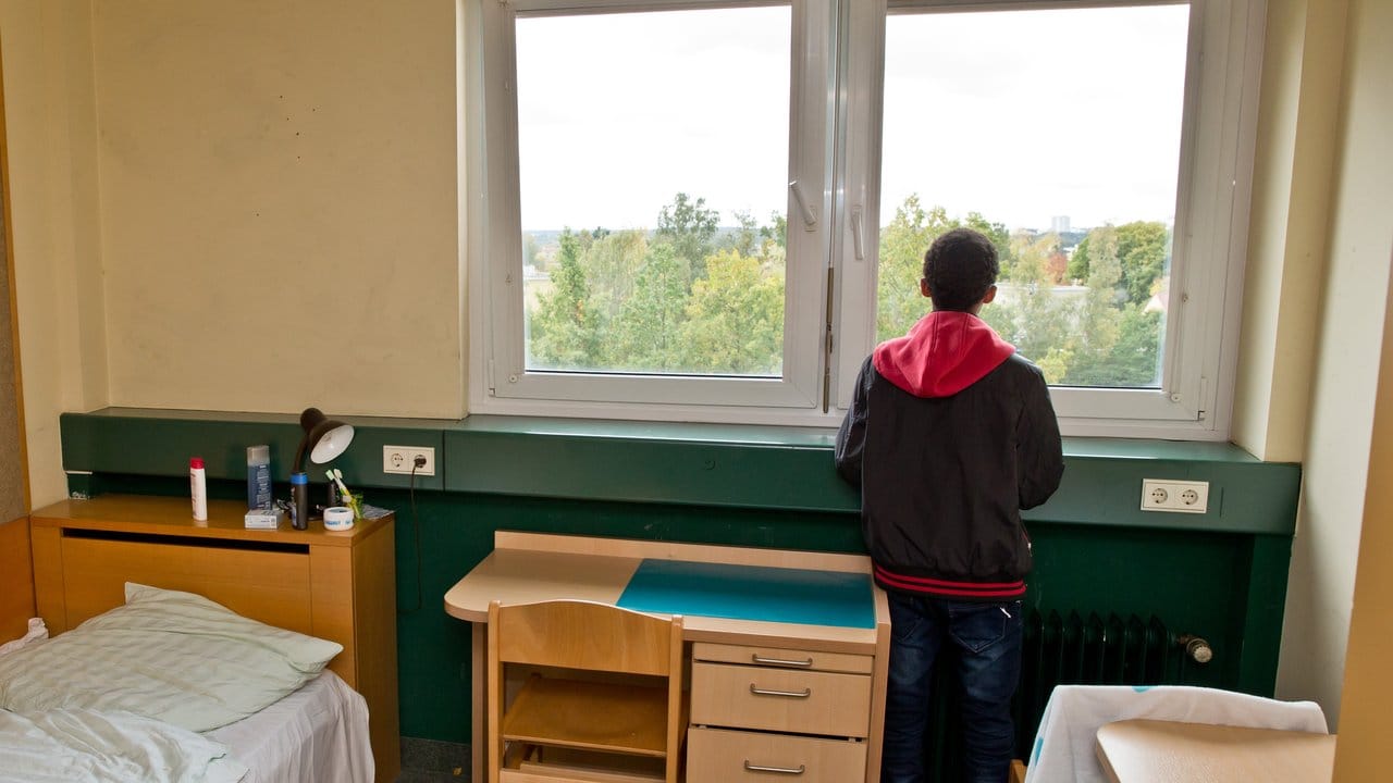 Ein 16-Jähriger aus Eritrea in einer Wohngruppe für unbegleitete minderjährige Flüchtlinge. Ein 16-Jähriger aus Eritrea in einer Wohngruppe für unbegleitete minderjährige Flüchtlinge.