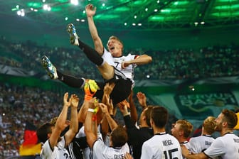 Bastian Schweinsteiger wird nach seinem letzten Länderspiel gefeiert.
