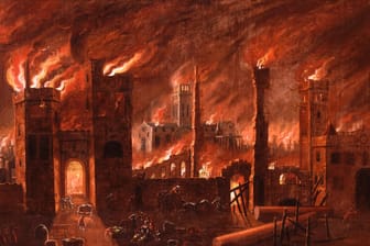 Ein Ölgemälde zeigt das Stadttor Newgate während des Großen Feuers von London im Jahr 1666. Der Maler ist unbekannt.