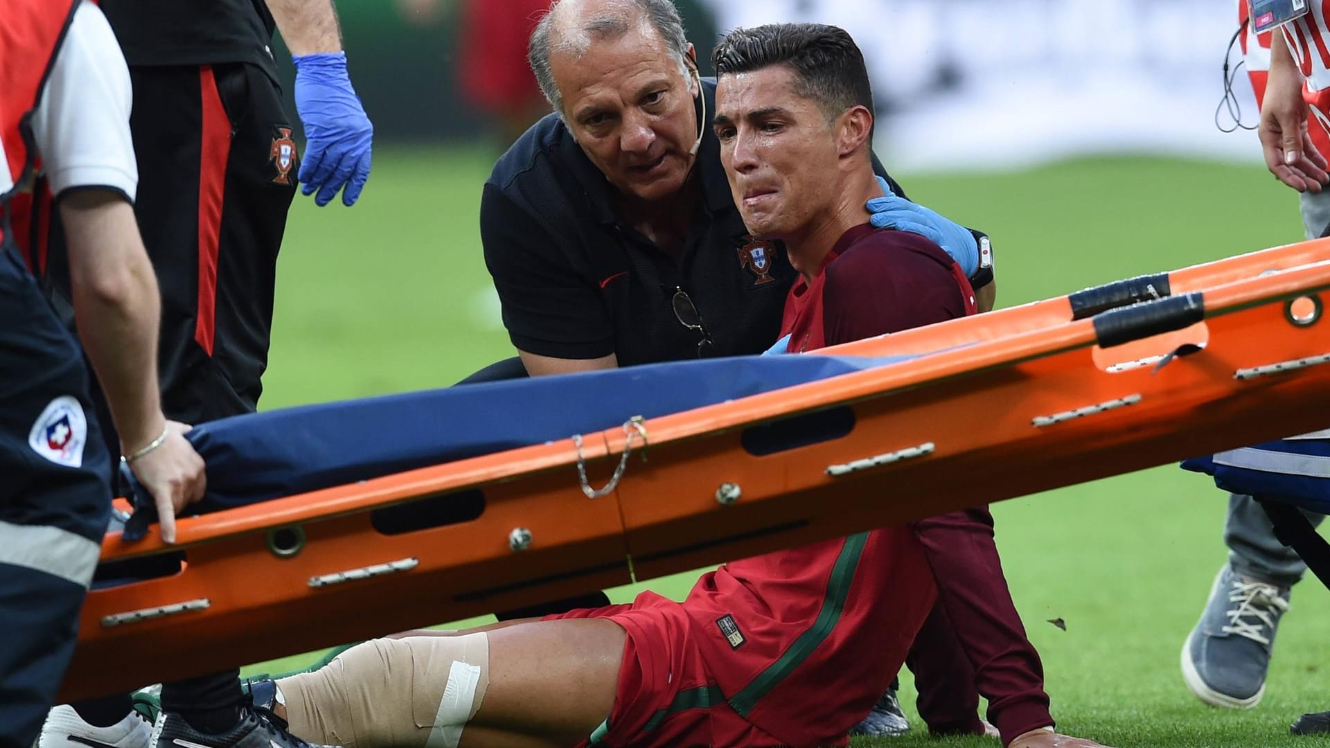 Unter Weinkrämpfen wird Cristiano Ronaldo vom Feld getragen.