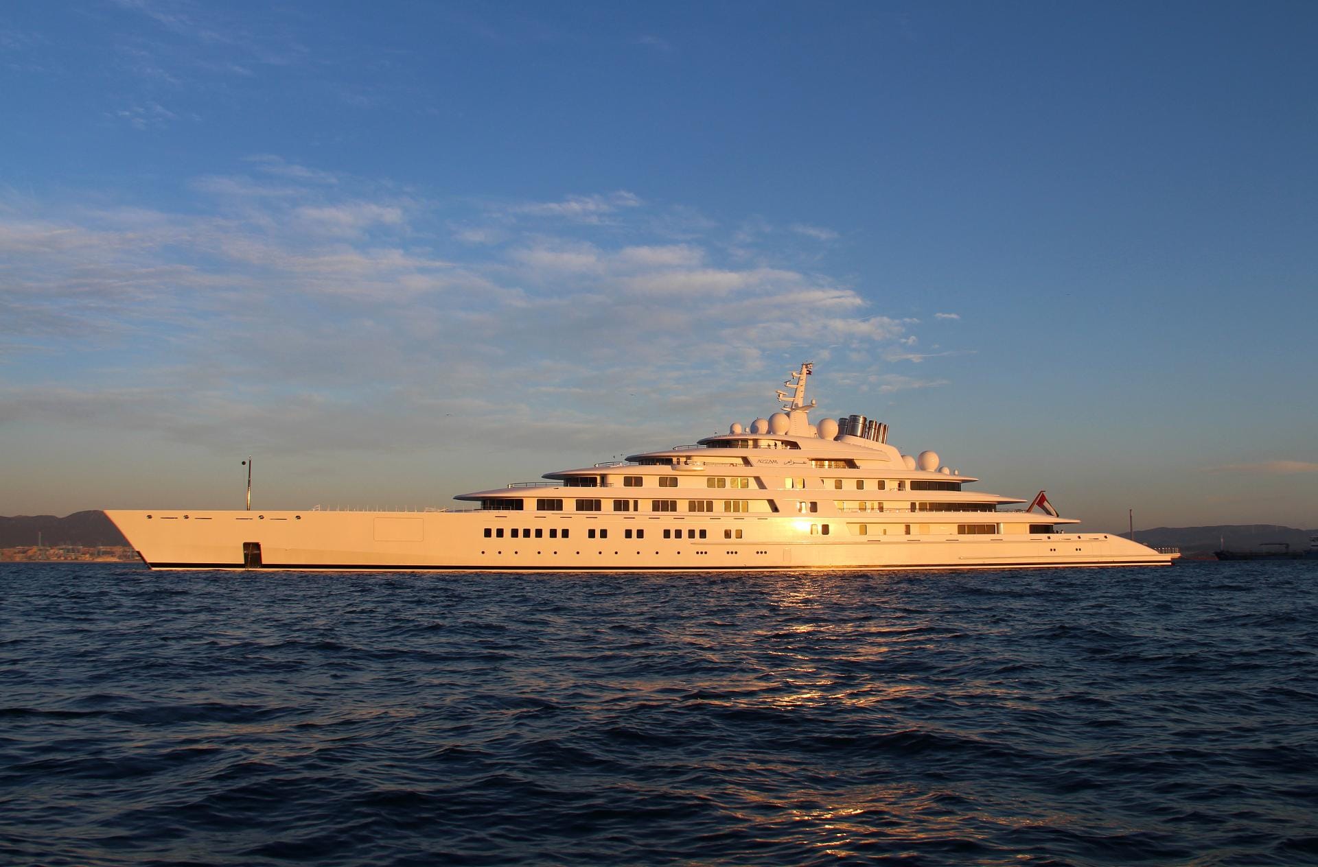 Auf dem ersten Platz bleibt die "Azzam". das 180 Meter lange Schiff ist 30 Knoten schnell und führte schon 2014 die Hitliste von "Boote Exclusiv" an.