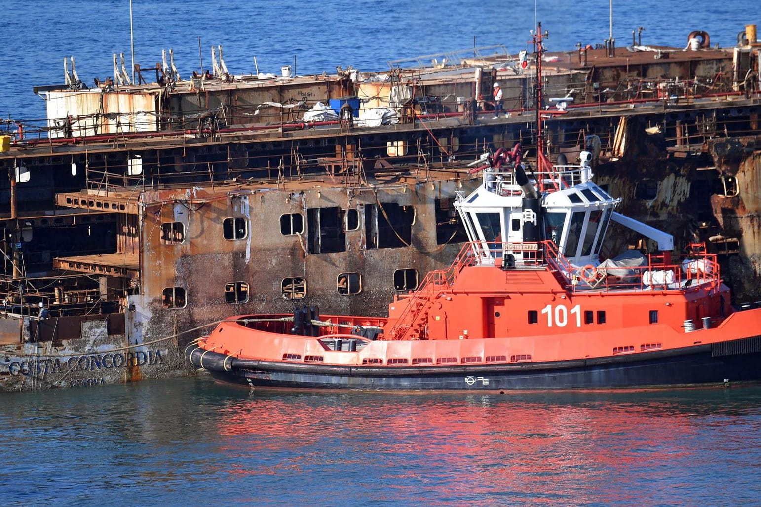 Das traurige Ende eines stolzen Kreuzfahrtriesen: Die Reste der "Costa Concordia" im Hafen von Genau.