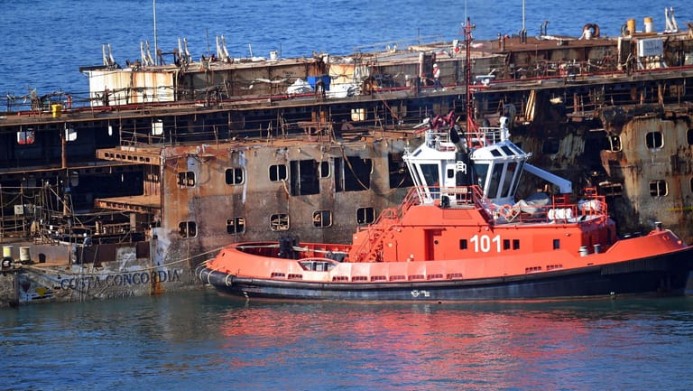 Das traurige Ende eines stolzen Kreuzfahrtriesen: Die Reste der "Costa Concordia" im Hafen von Genau.