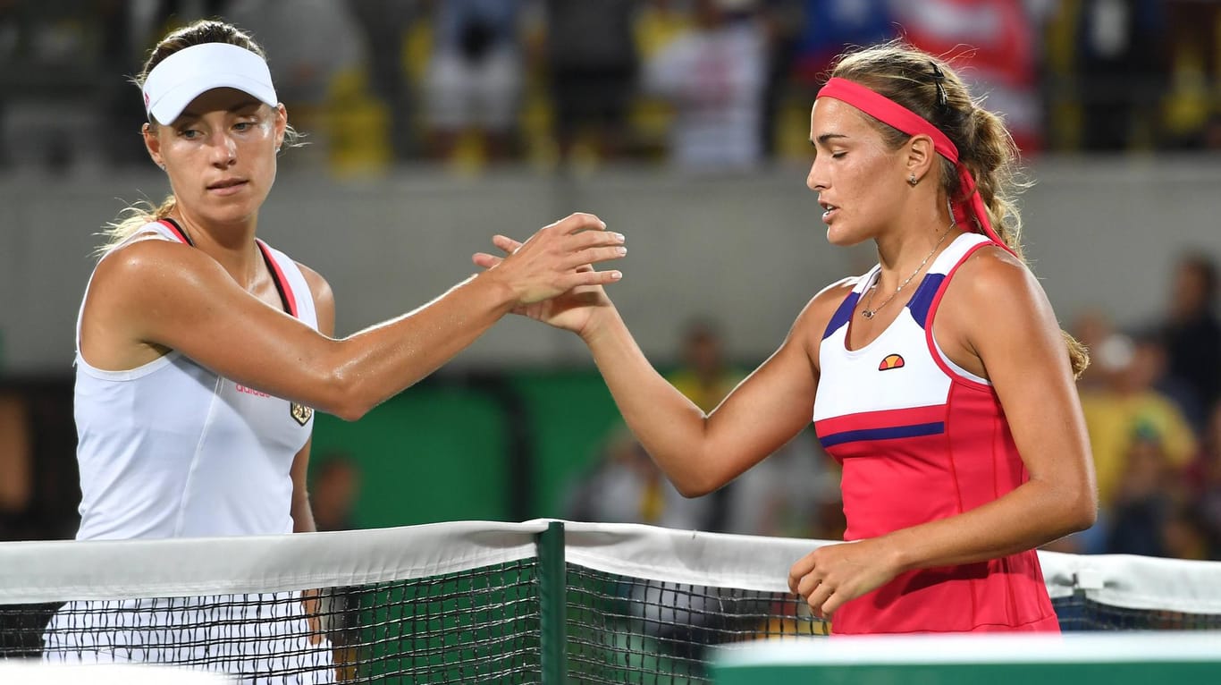 Shakehands: Angelique Kerber (li.) gratuliert Monica Puig zum Olympiasieg in Rio.