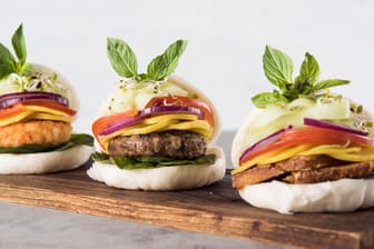 Burger müssen nicht ungesund sein. Im Handumdrehen verwandeln Sie das Fast Food in eine vollwertige Mahlzeit.