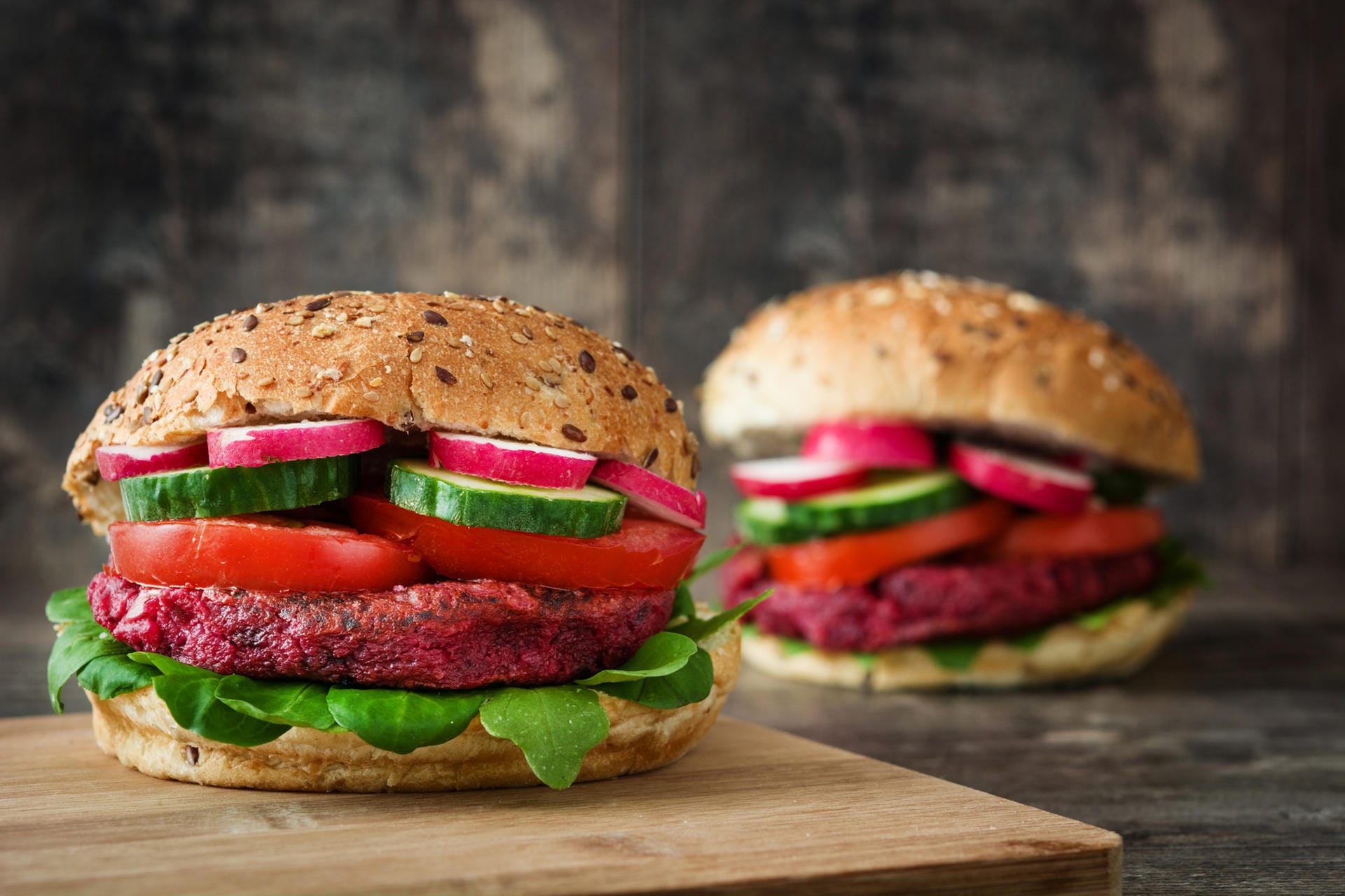 Vegetarier freuen sich über ein saftiges Patty aus roter Beete – diese Alternative kommt auch bei Fleischfans super an.