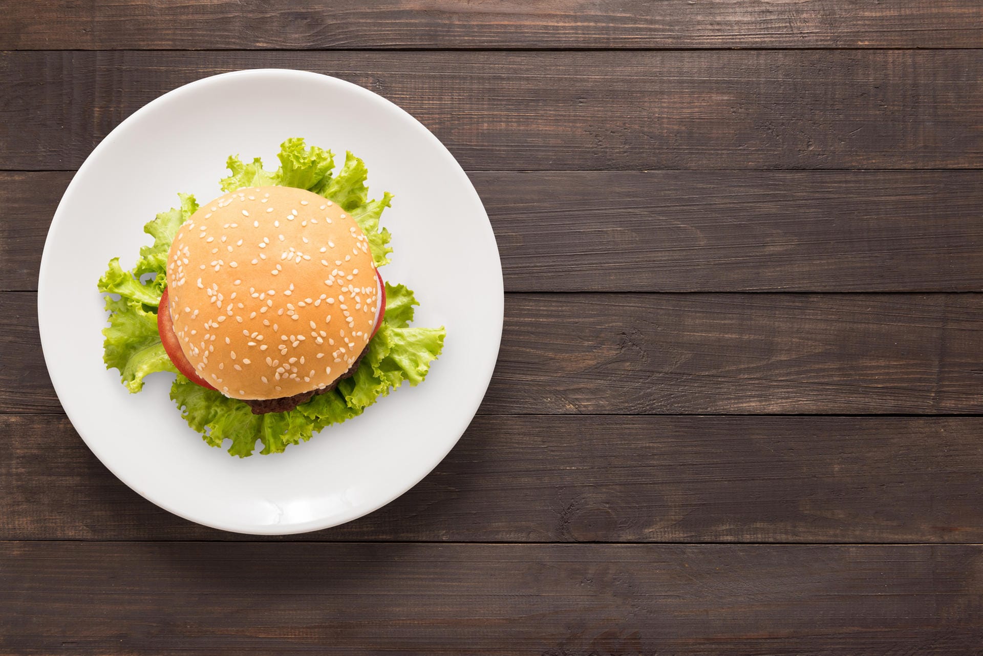 Ebenfalls ein Dickmacher am Burger ist das Bun (Burgerbrötchen) mit 50 Gramm Kohlenhydraten. Backen Sie lieber selbst, anstatt Fertigbrötchen zu essen.