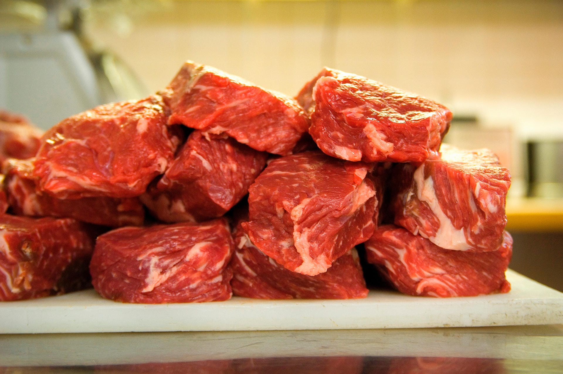 Das ideale Burgerfleisch ist mageres Rindfleisch. Am besten ein Stück Entrecôte, das hat die perfekte Mischung aus Fett (20 Prozent) und Fleisch.