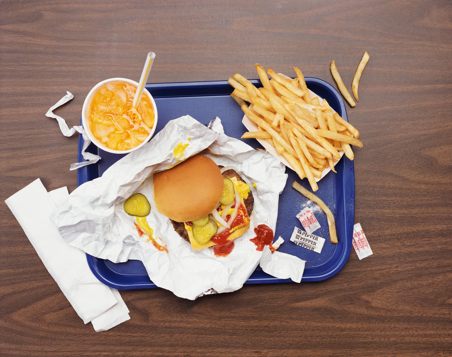 Was an einem Burger eigentlich dick macht, das sind zusätzliche Snacks wie Pommes und Softdrink.