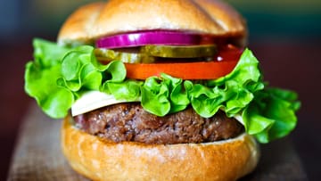 Ein schlichter Hamburger ist gar nicht so ungesund, wie man oft denkt.