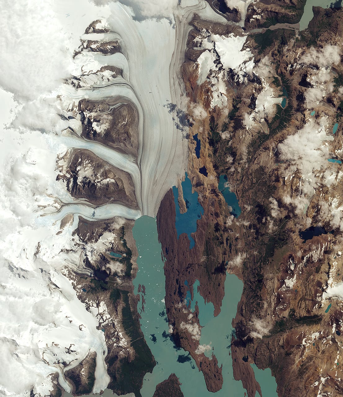 Das Satellitenbild zeigt den Upsala-Gletscher im argentinischen Nationalpark Los Glaciares. Obwohl er wegen der steigenden Temperaturen in den letzten 15 Jahren drei Kilometer eingebüßt hat, ist es der größte Gletscher des Landes.