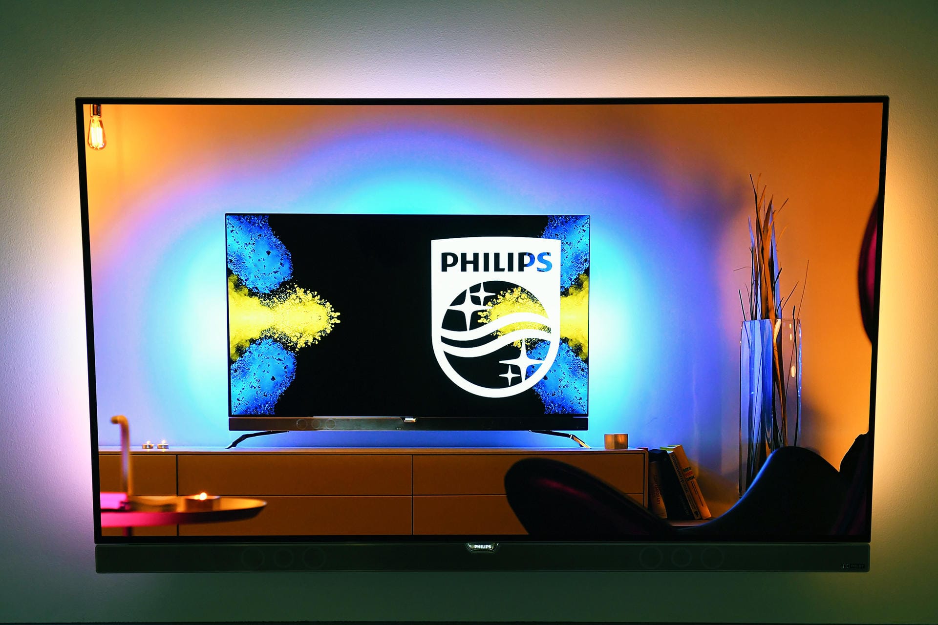 Auch Zusatzfunktionen sollen Käufer überzeugen. Philips beispielsweise bietet seit Jahren seine "Ambilight" genannte Hintergrundbeleuchtung an. Die Farben, die von LED-Leuchtleisten an die Wand hinter dem Fernseher gestrahlt werden, passen sich dynamisch an den Bildinhalt auf der Mattscheibe an.