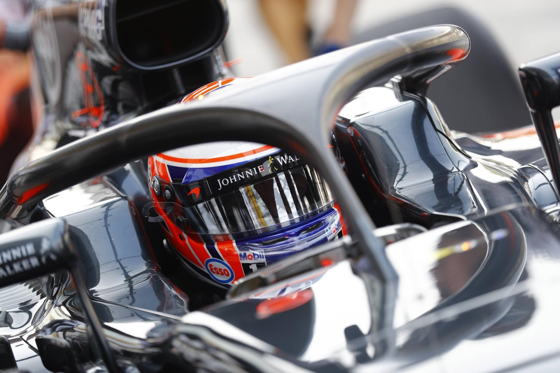 Jeder darf einmal: im ersten Training in Monza testet McLaren-Pilot Jenson Button den Sicherheitsbügel "Halo".