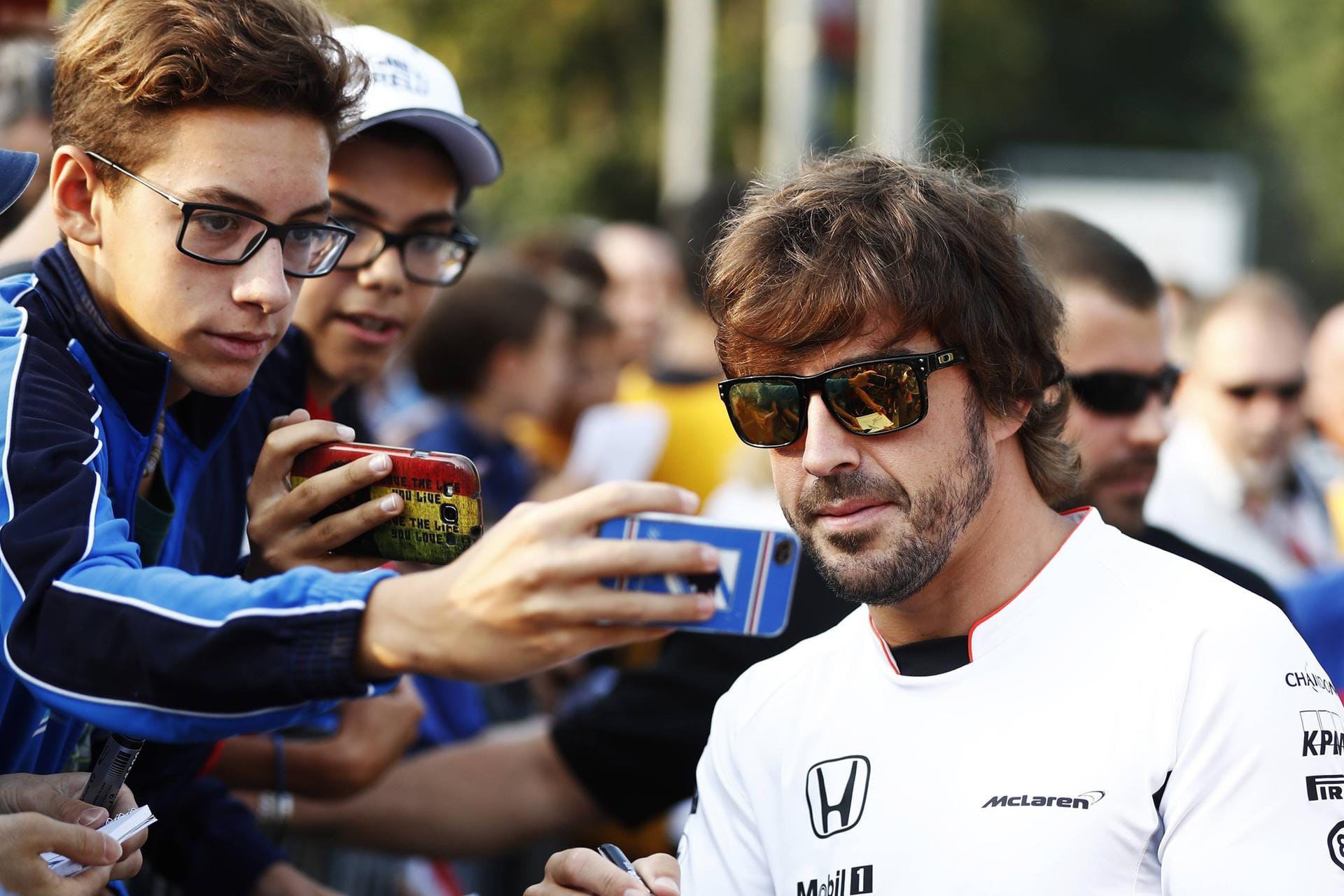Selfie mit dem Ex-Weltmeister: Fernando Alonso genießt das Bad in der Menge.