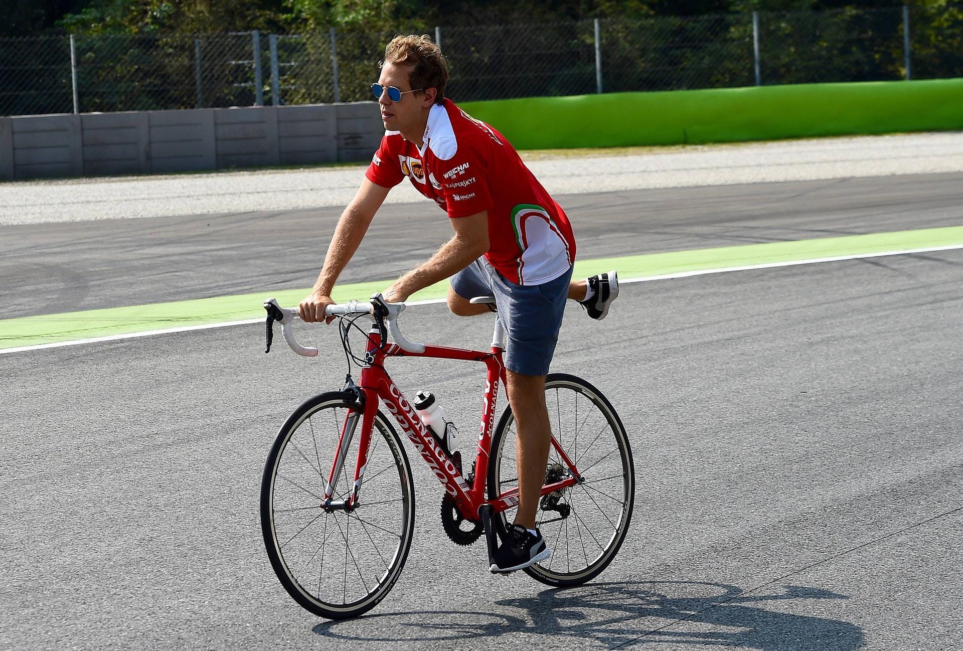 Zwei statt vier Räder: Sebastian Vettel inspiziert mit dem Rennrad den Kurs in Monza.