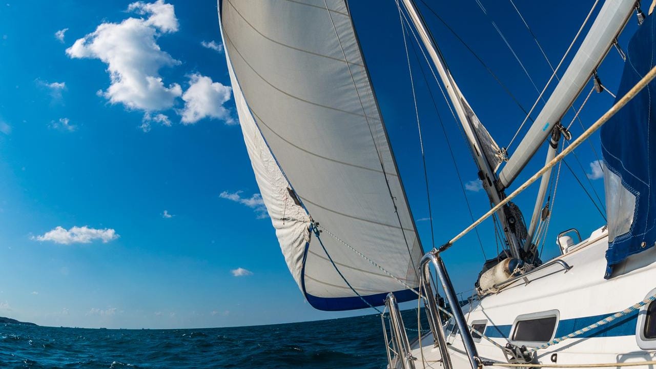Charter-Segel-Jachten sind nach drei Jahren Betrieb oft günstig zu kaufen. Doch Vorsicht: Viele unerfahrene Crews gehen rau mit dem Boot um und verstecken Schäden, um die Reparatur nicht zahlen zu müssen.