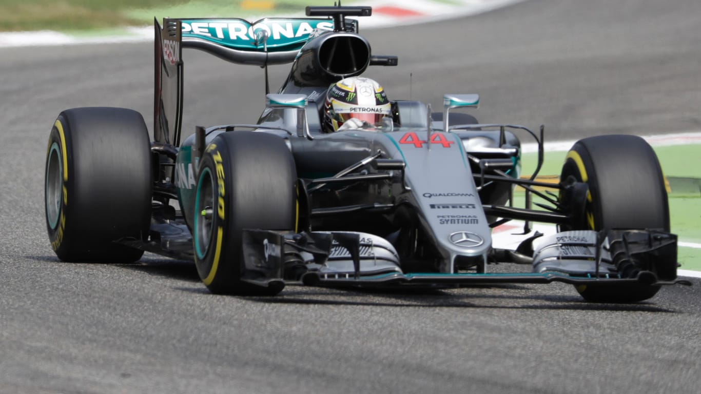 Lewis Hamilton in seinem Mercedes während des Trainings in Monza.