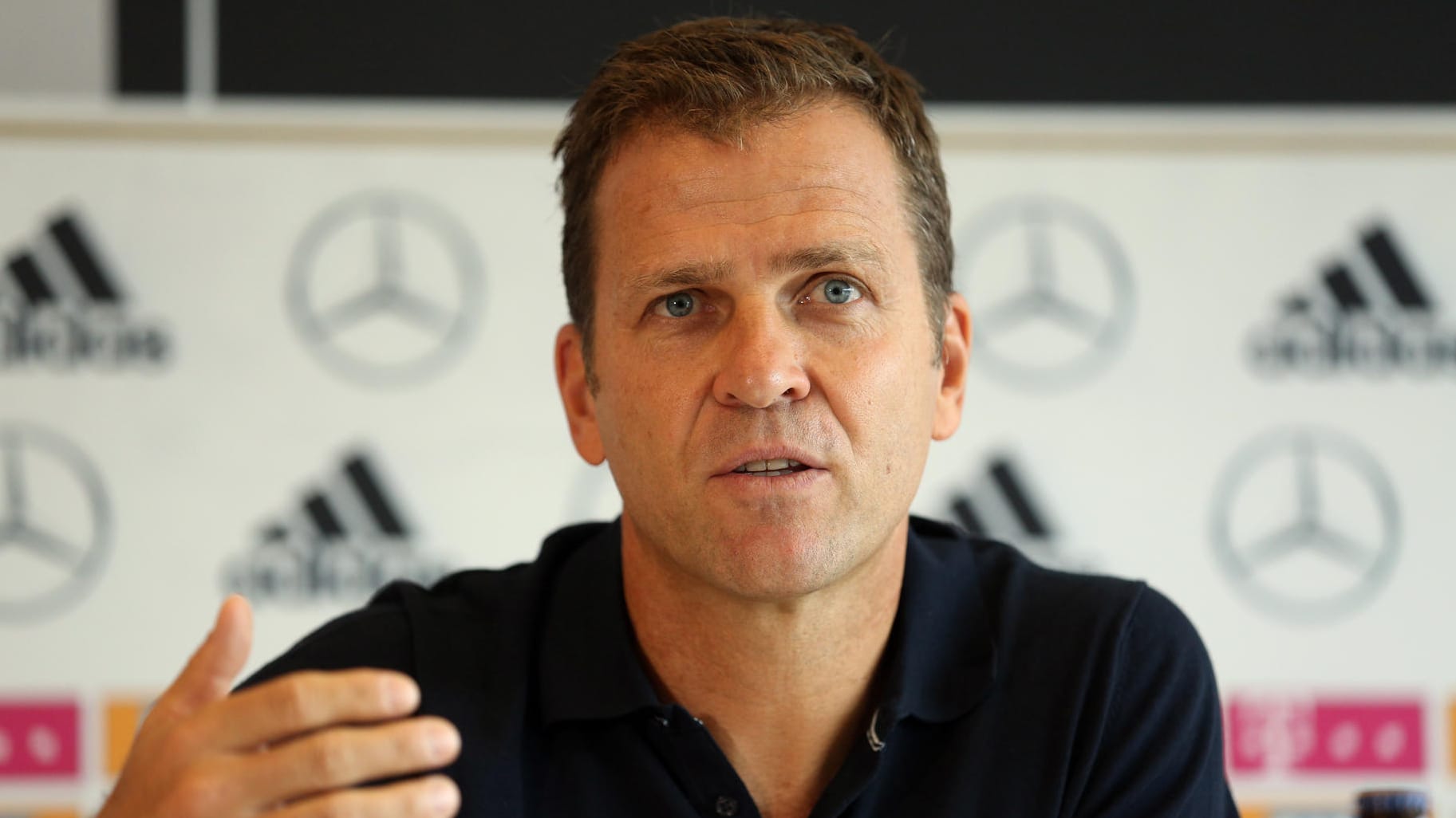 DFB-Teammanager Oliver Bierhoff auf einer Pressekonferenz.