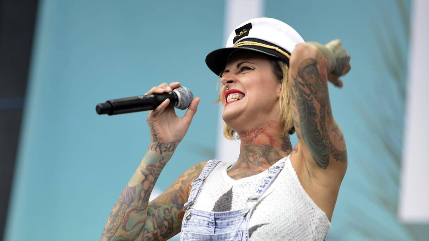 Sängerin Jennifer Weist wird von AfD-Anhängern bedroht.