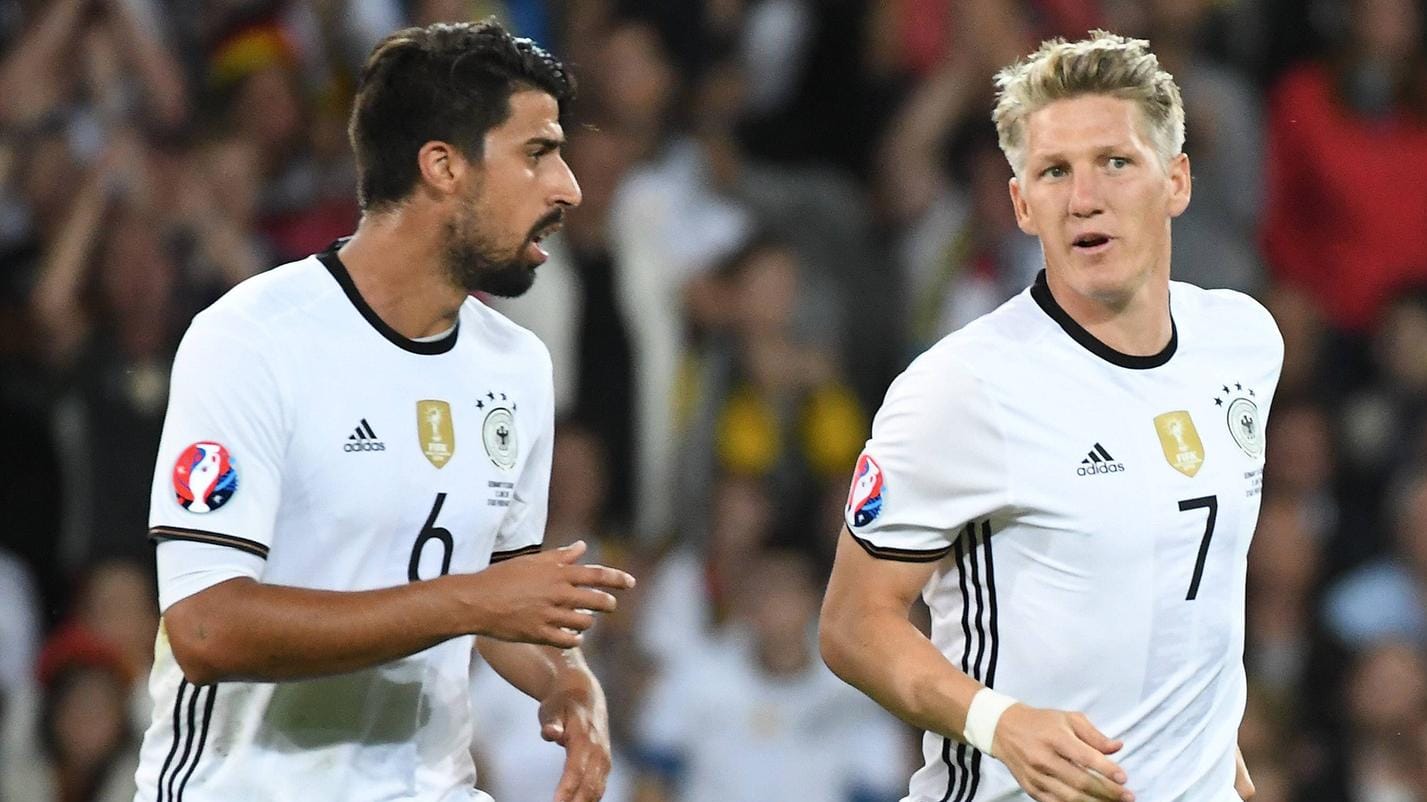 Sami Khedira (li.) spricht über die Ausbootung Schweinsteigers in Manchester.