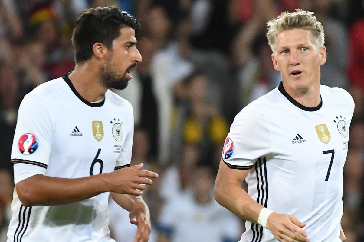 Sami Khedira (li.) spricht über die Ausbootung Schweinsteigers in Manchester.