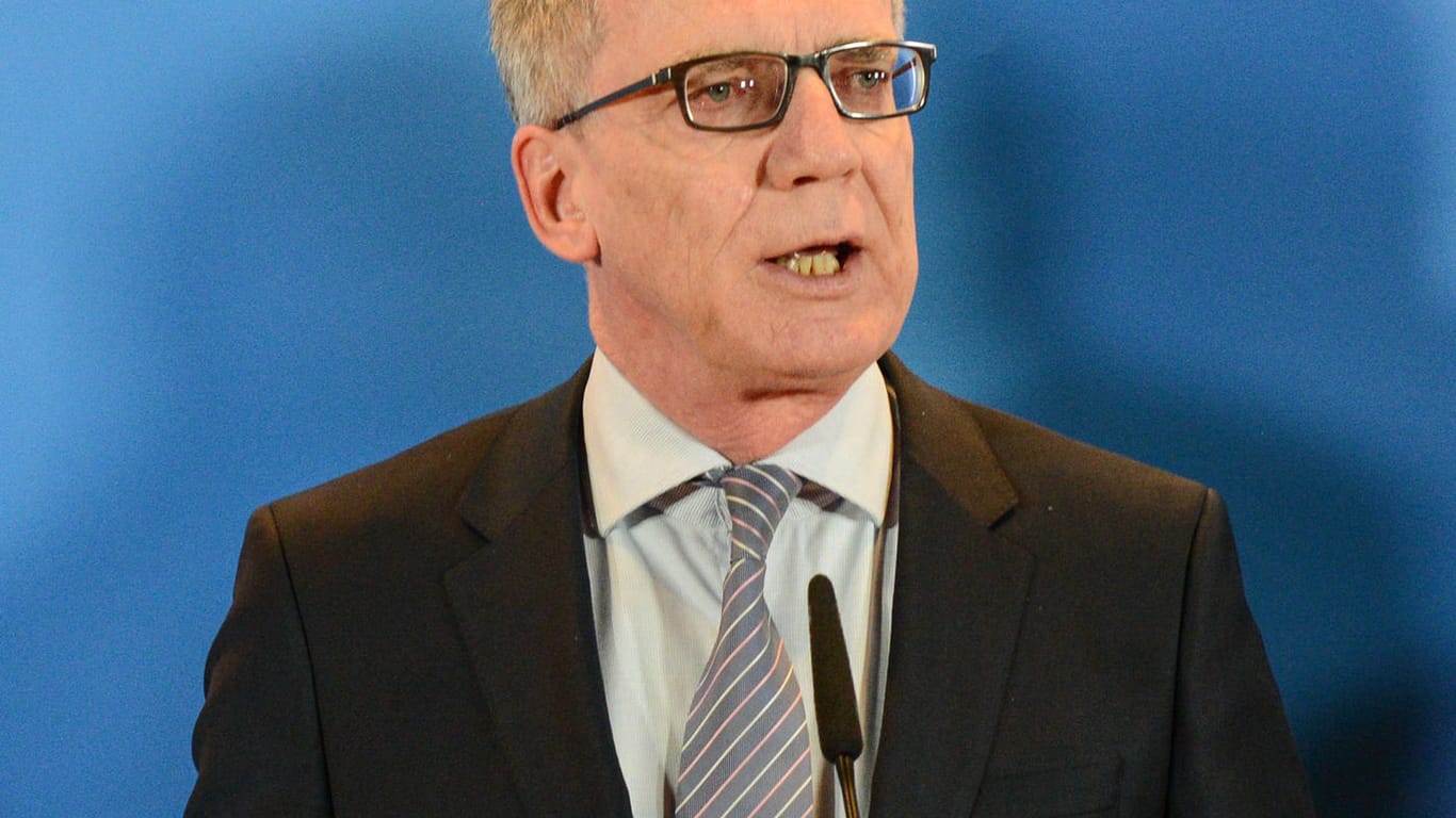 Bundesinnenminister Thomas de Maizière spricht in Potsdam vor Pressevertretern.