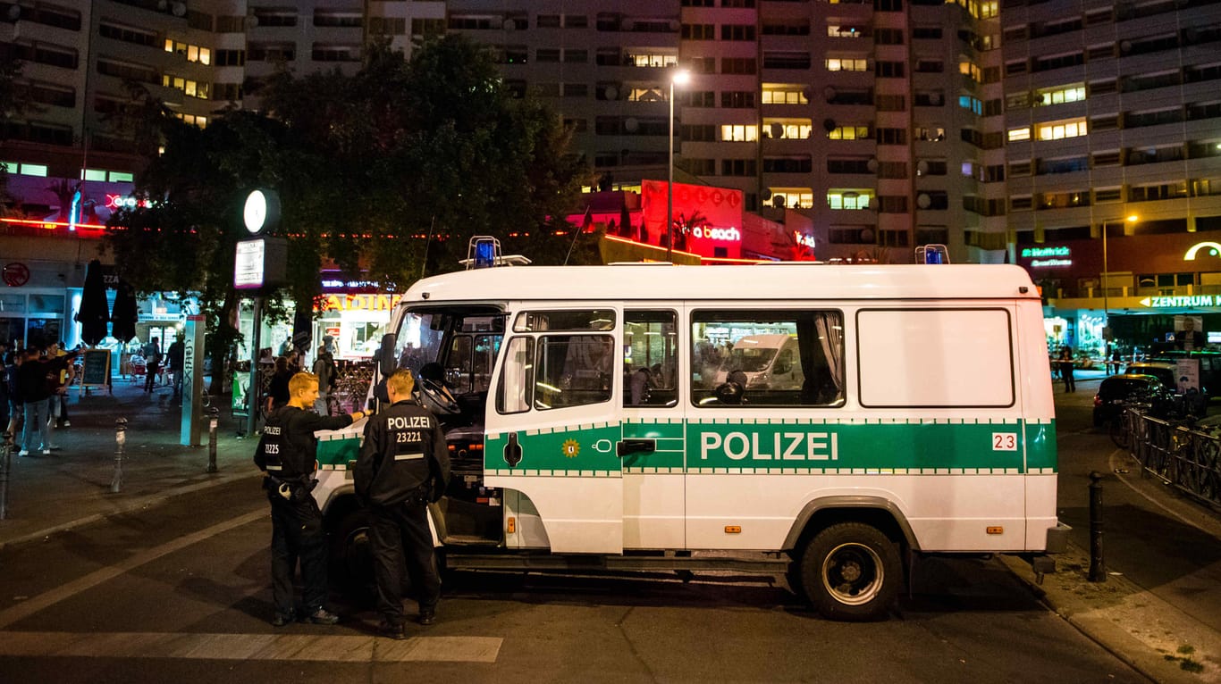 Ein Mannschaftswagen der Berliner Polizei steht am Tatort in der Adalbertstraße in Berlin-Kreuzberg.