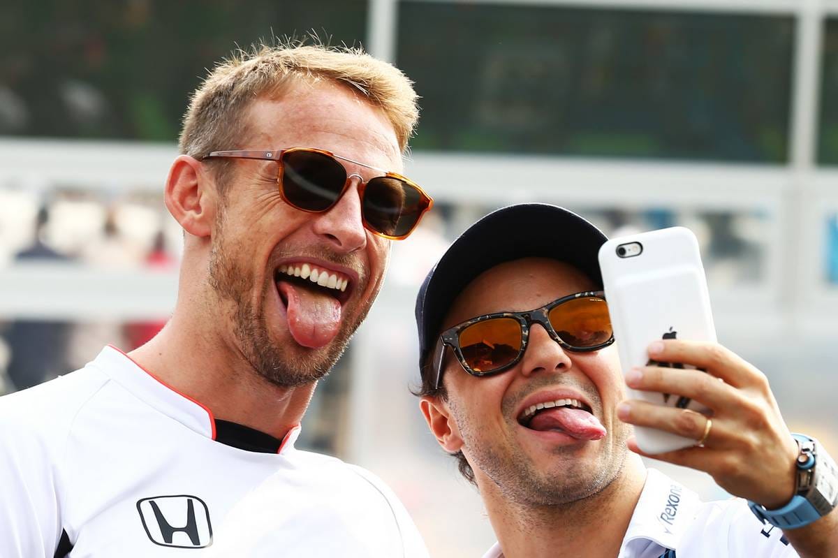 Jenson Button (li.) und Felipe Massa haben schon vor dem Rennen jede Menge Spaß und machen ein Selfie.