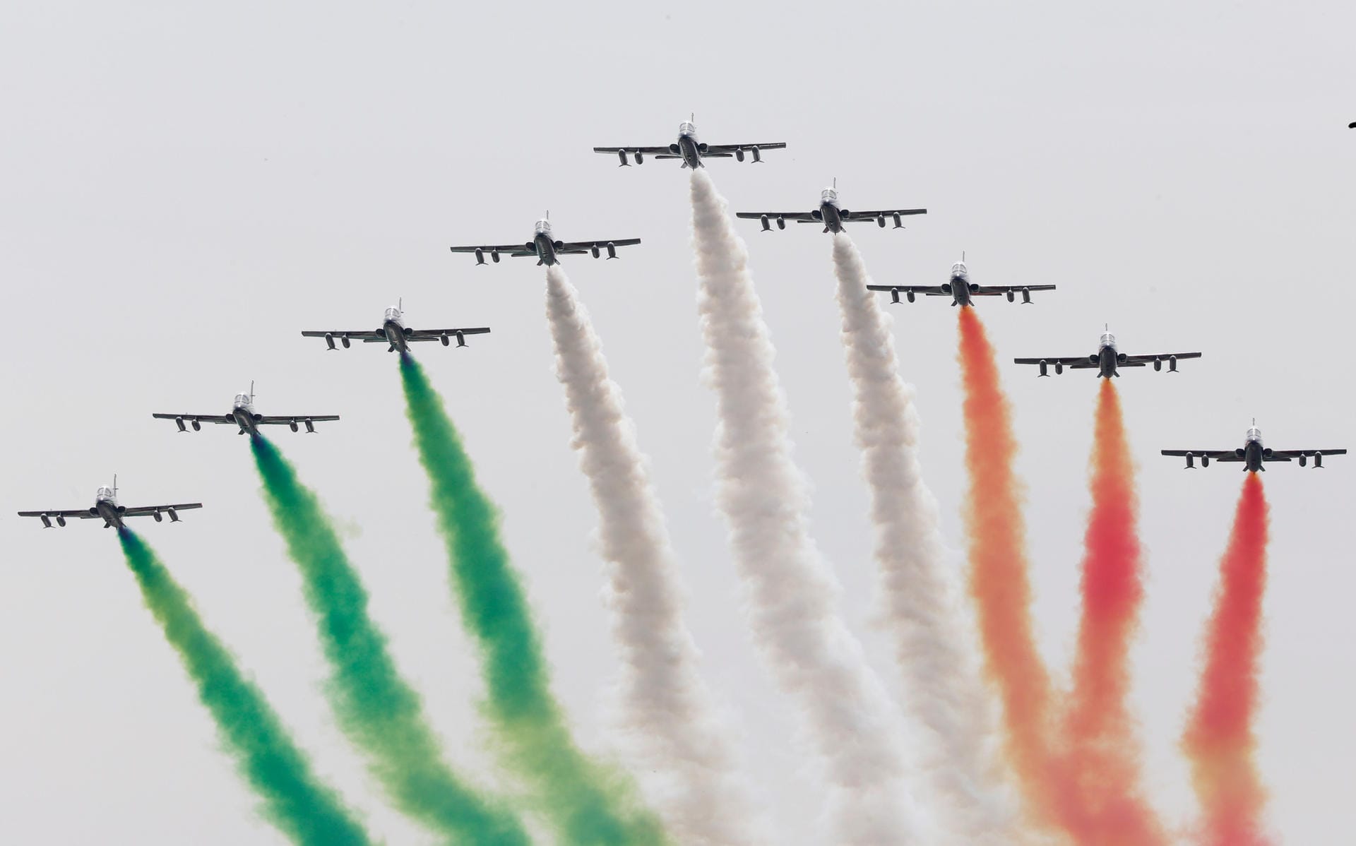 Während auf der Rennstrecke die italienische Nationalhymne erschallt, malen dieser Piloten mit ihren Jets die Farben der italienschien Flagge an den Himmel.