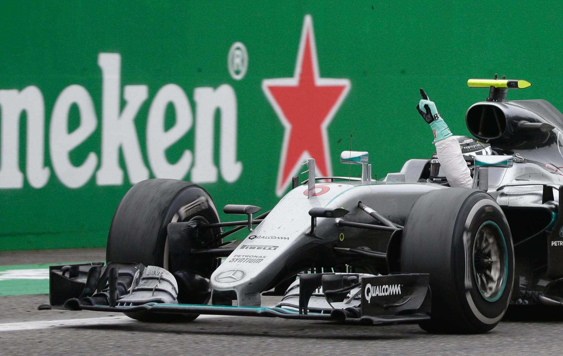 Seht her, ich bin der Gewinner! Nico Rosberg jubelt über seinen ersten Sieg in Italien - zugleich sein 21. Erfolg in der Formel 1.