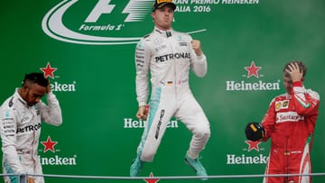 Voller Freude und Power springt Mercedes-Pilot Nico Rosberg auf das Siegertreppchen.