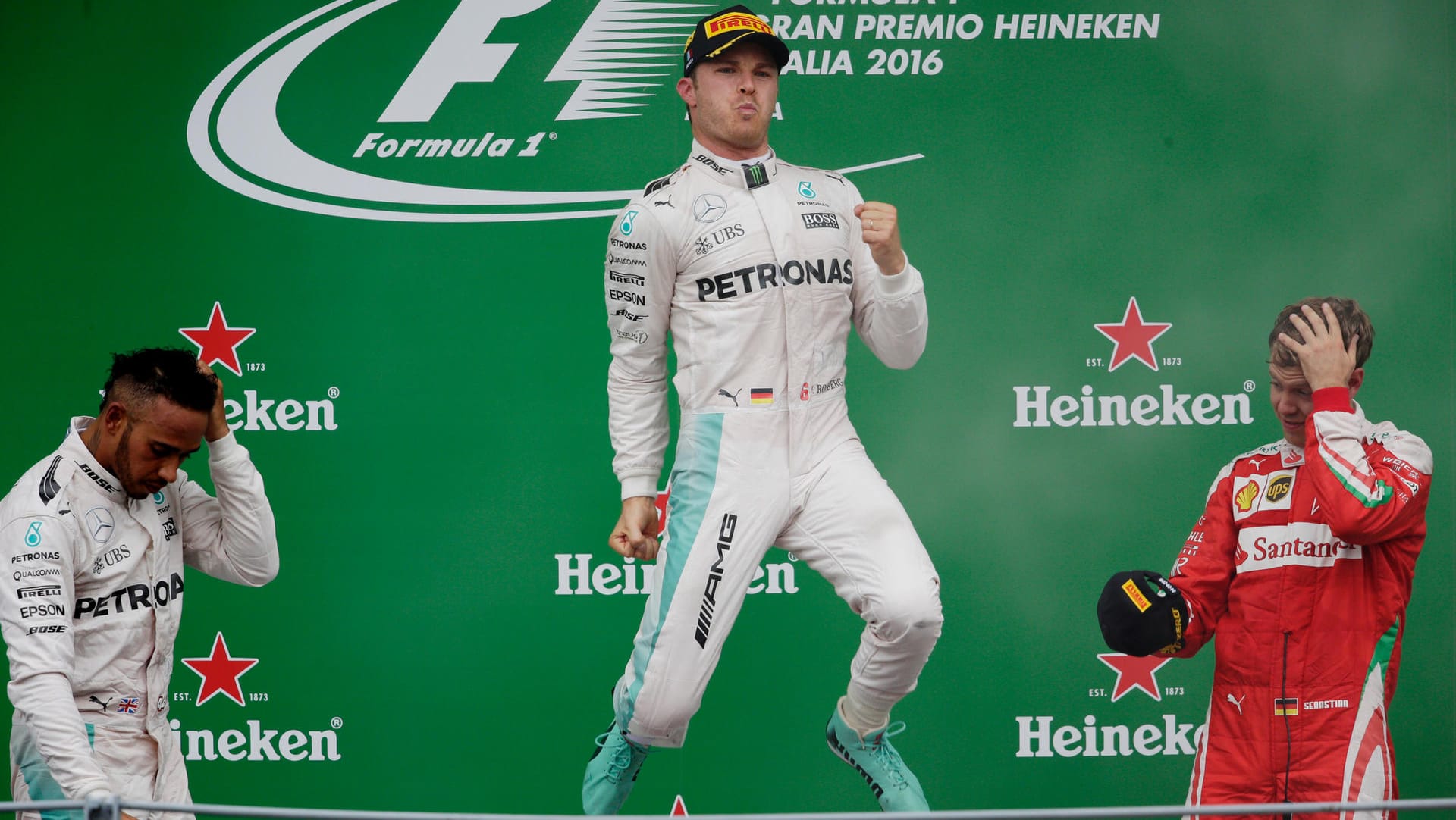 Nico Rosberg jubelt über seinen Triumph in Italien.