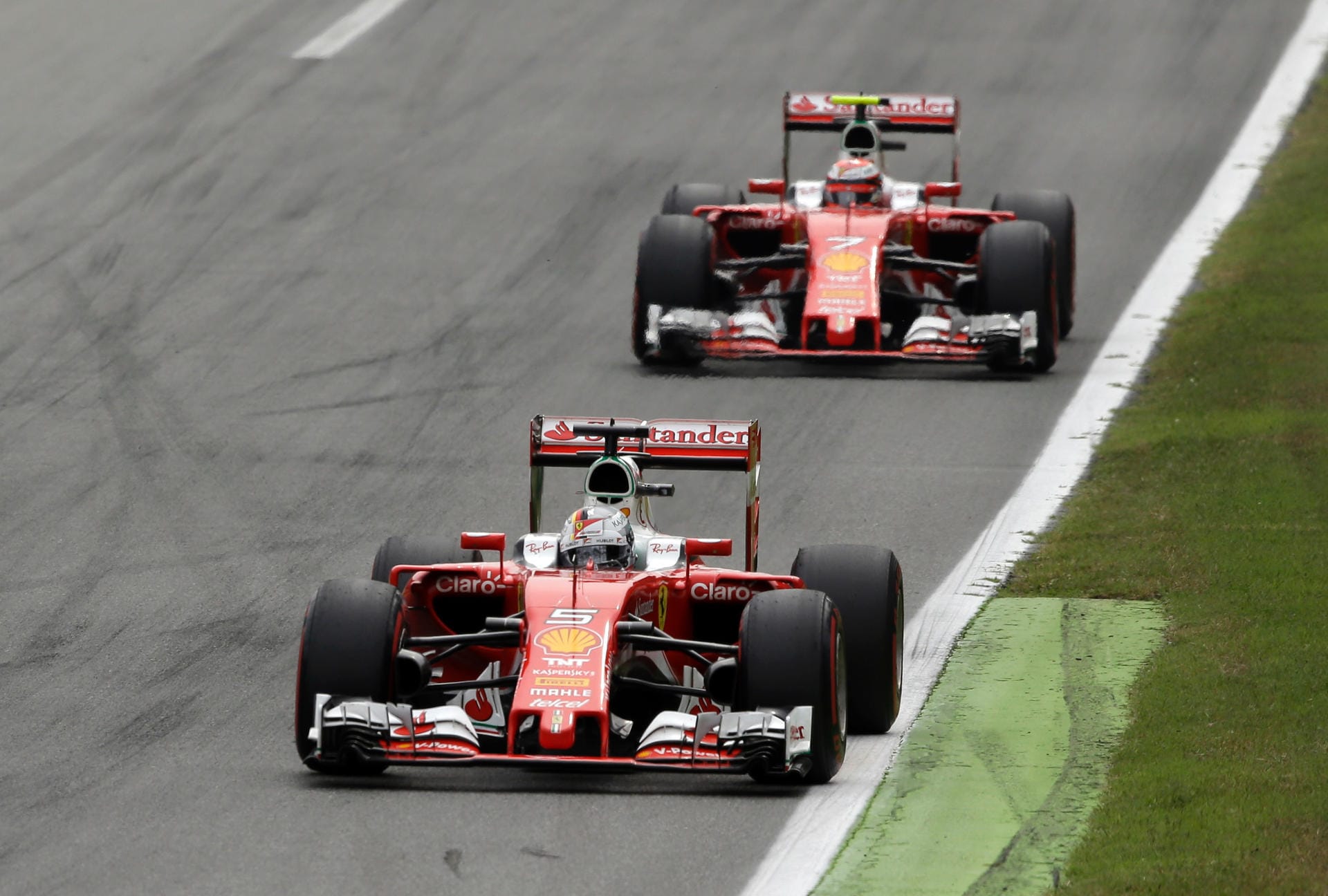 Mannschaftszeitfahren: Sebastian Vettel (vorne) kam direkt vor seinem Ferrari-Teamkollegen Kimi Räikkönen ins Ziel.