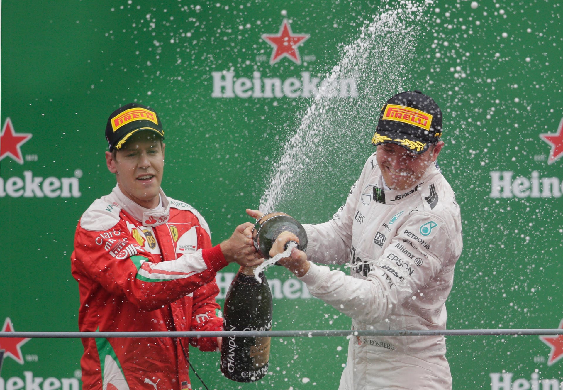 Deutsche Sektlaune: Sebastian Vettel und Landsmann Nico Rosberg begießen ihren Erfolg in Monza.