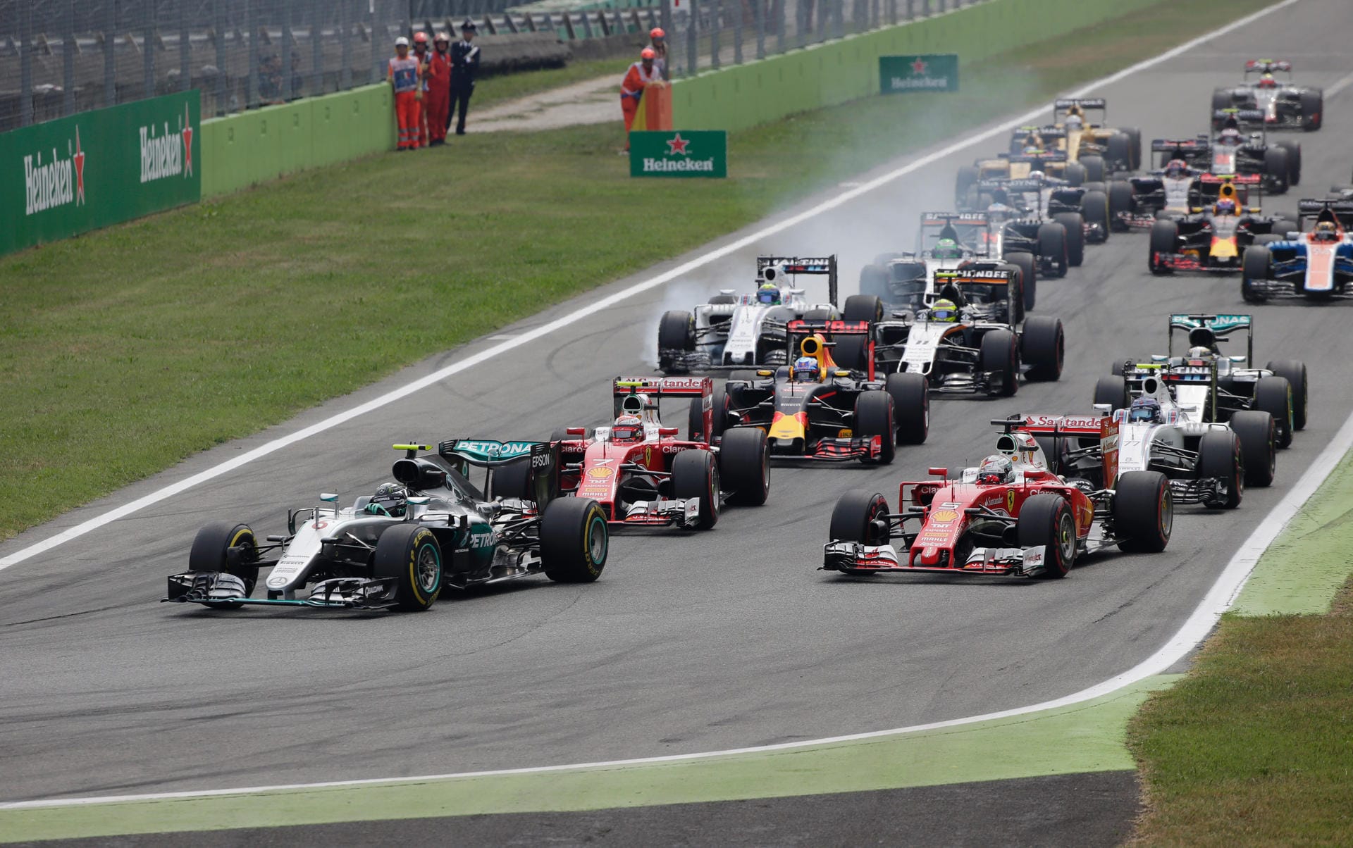 Los geht's: Das Fahrerfeld, angeführt von Nico Rosberg, machte sich in Monza auf den Weg.