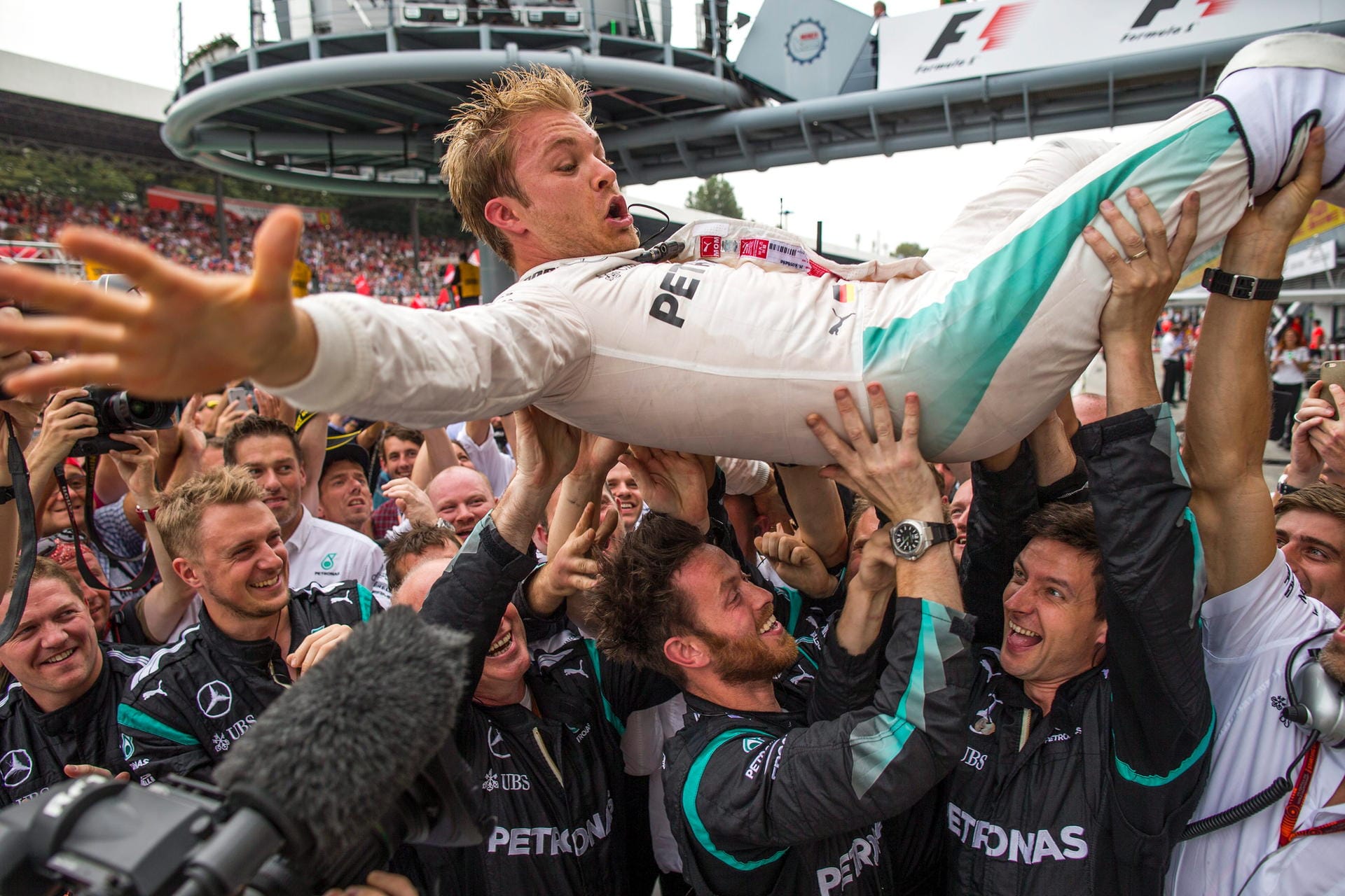 Teamwork: Die Mercedes-Crew ließ Monza-Sieger Nico Rosberg hoch leben.
