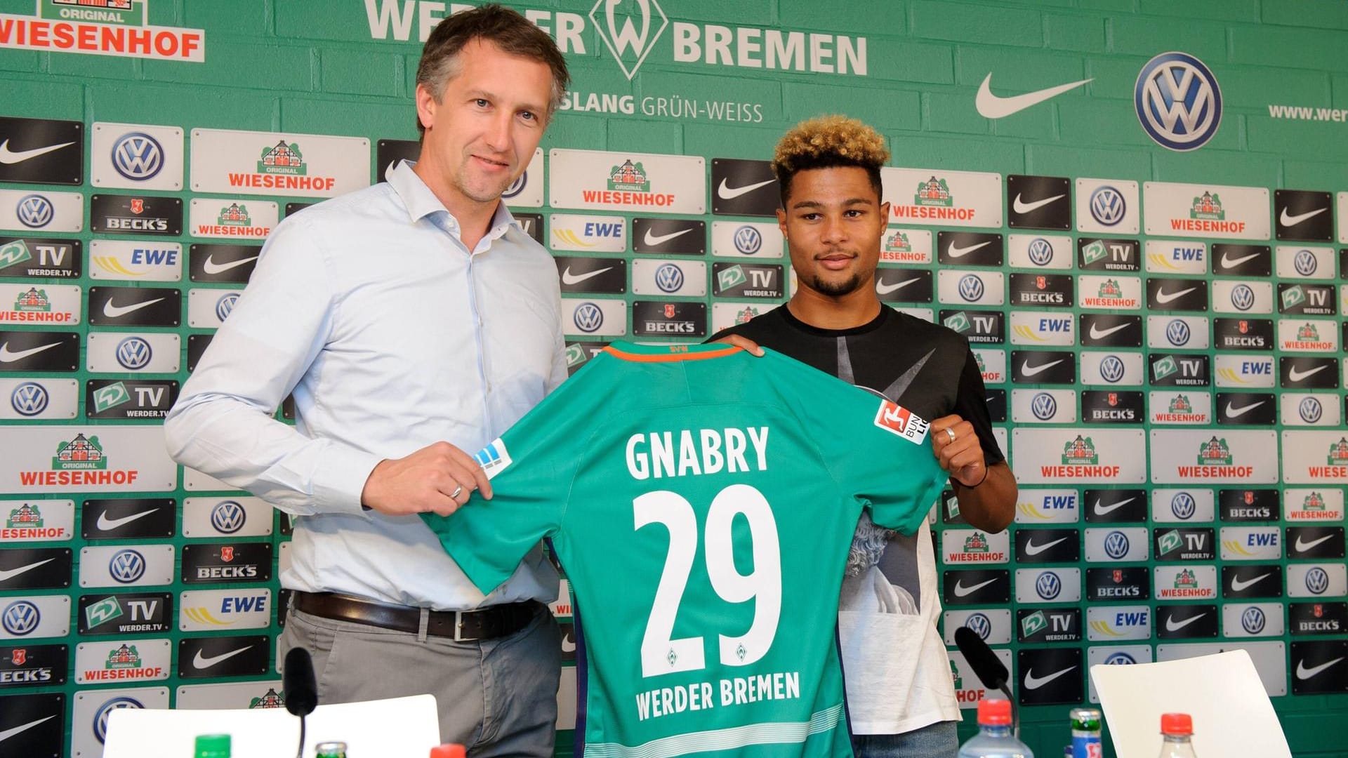 Frank Baumann (li.) präsentiert Werder Bremens Neuzugang Serge Gnabry. Frank Baumann (li.) präsentiert Werder Bremens Neuzugang Serge Gnabry.