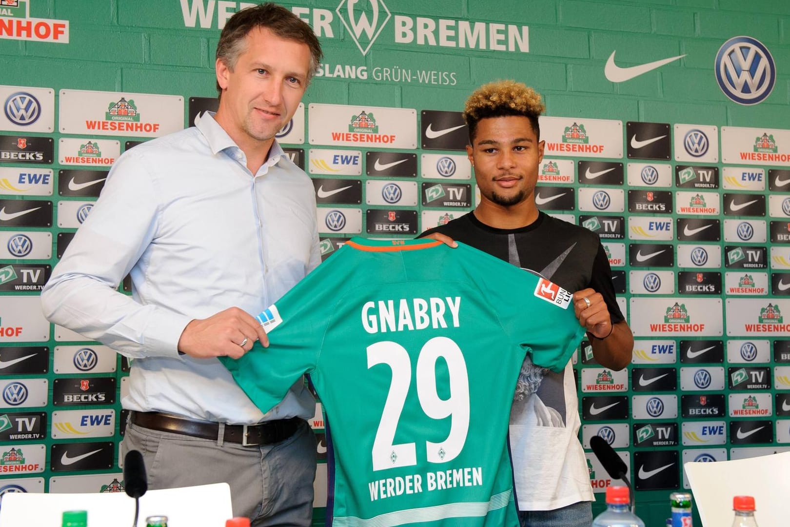 Frank Baumann (li.) präsentiert Werder Bremens Neuzugang Serge Gnabry.