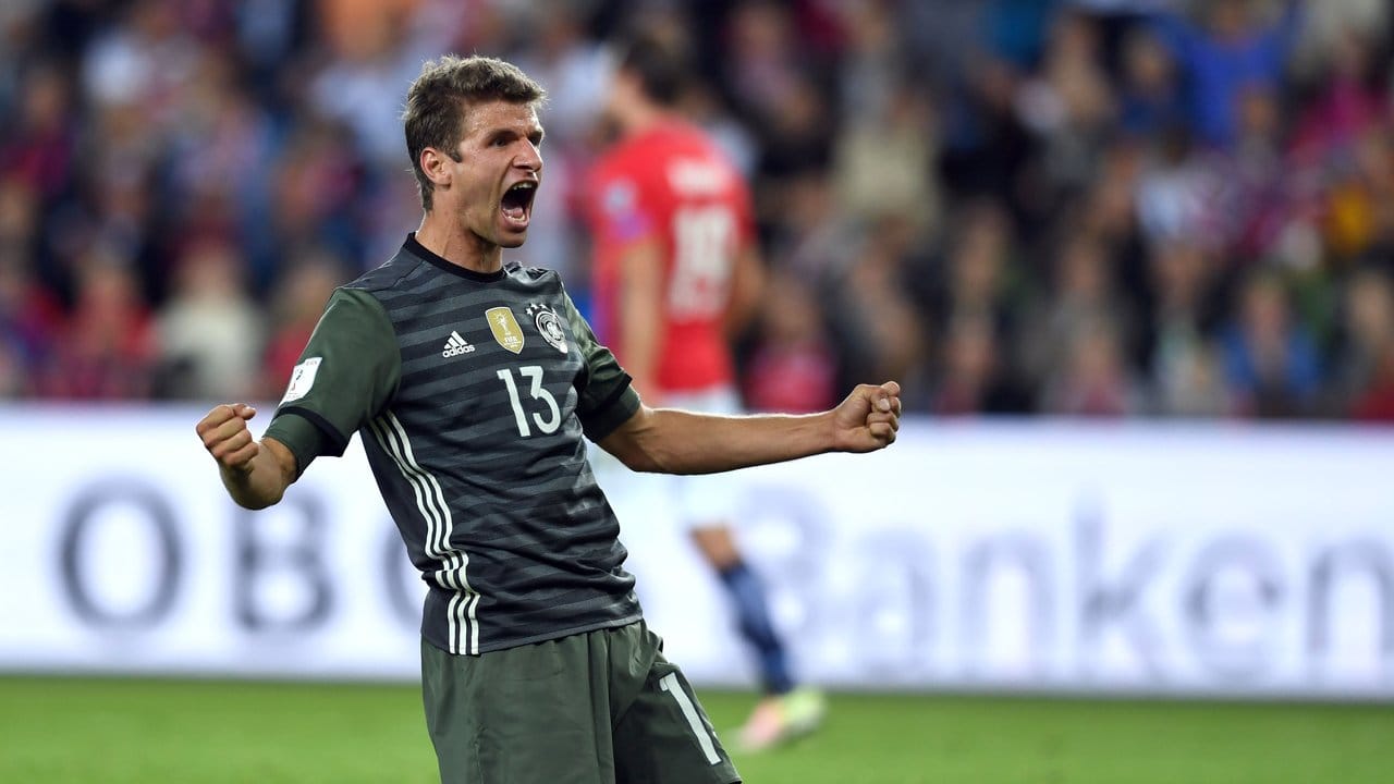 Thomas Müller feiert seinen Treffer zum 3:0.