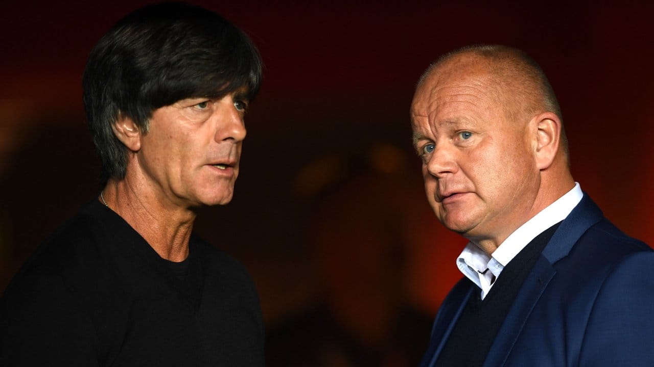 Bundestrainer Joachim Löw und Norwegens Nationalcoach Per-Mathias Hogmo tauschen Höflichkeiten aus.