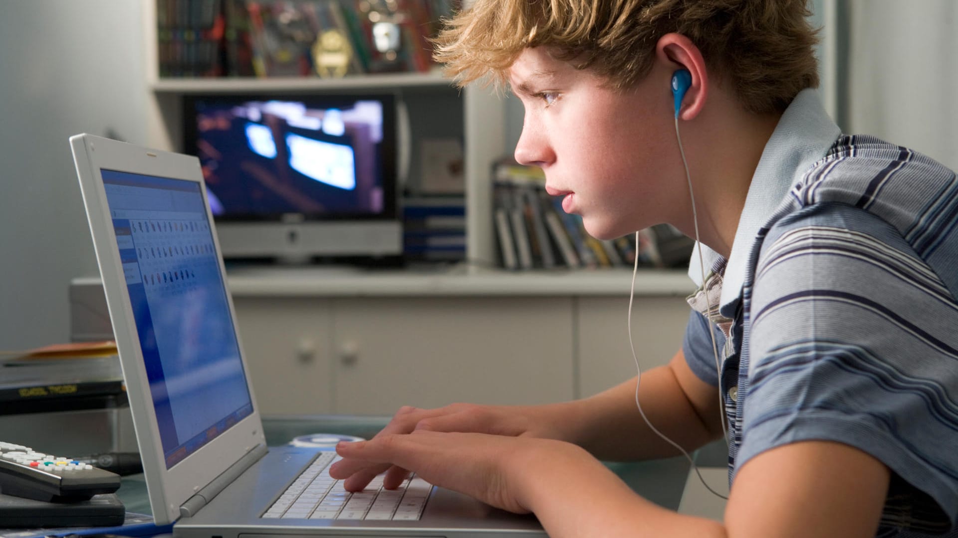 Spielen, surfen, chatten - viele Jugendlichen entwickeln ein regelrechtes Suchtverhalten.