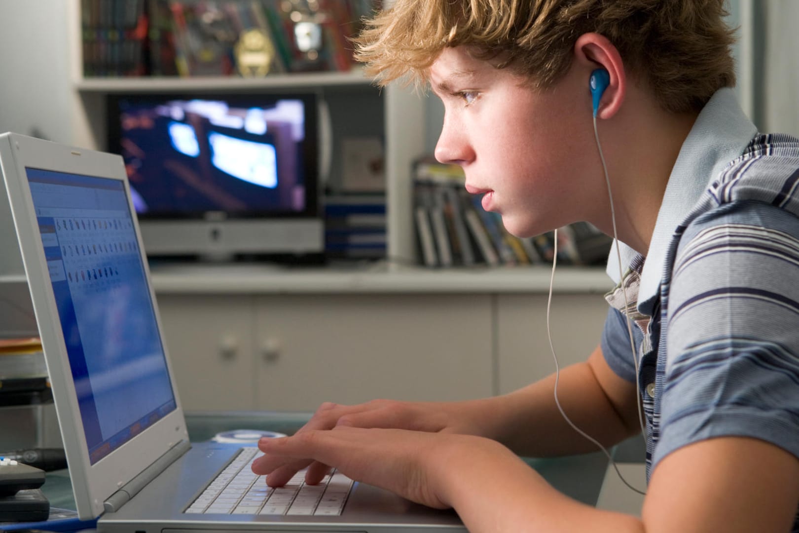 Spielen, surfen, chatten - viele Jugendlichen entwickeln ein regelrechtes Suchtverhalten.