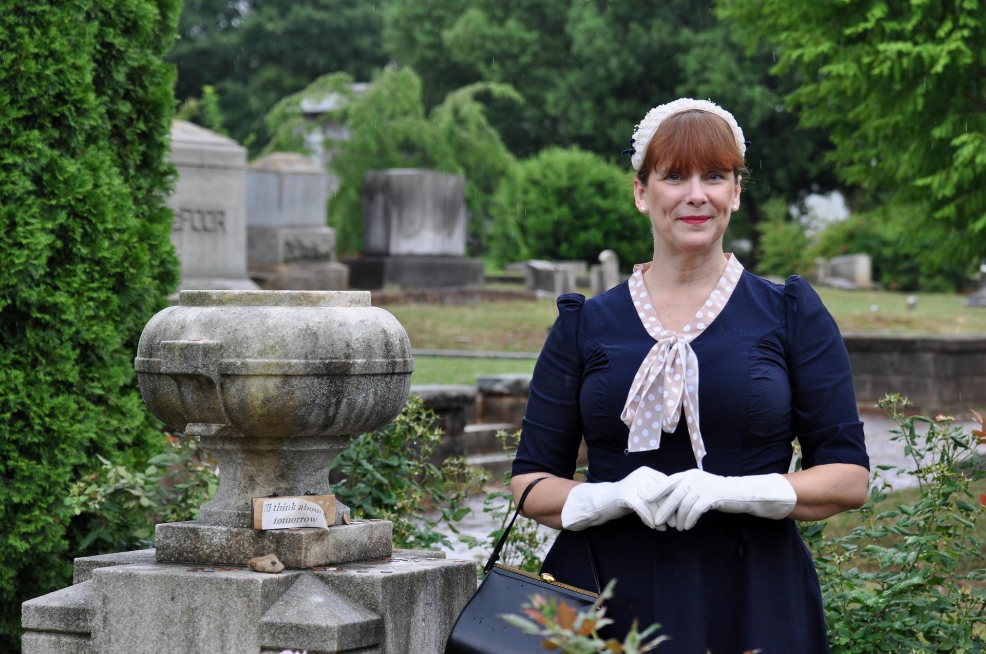 Wer eine Tour macht, wird auch einer Margaret Mitchel-Darstellerin begegnen. Hier steht sie vor dem Grab auf dem Oakland Cemetery - ein Sightseeing-Punkt bei der Atlanta Movie Tour.