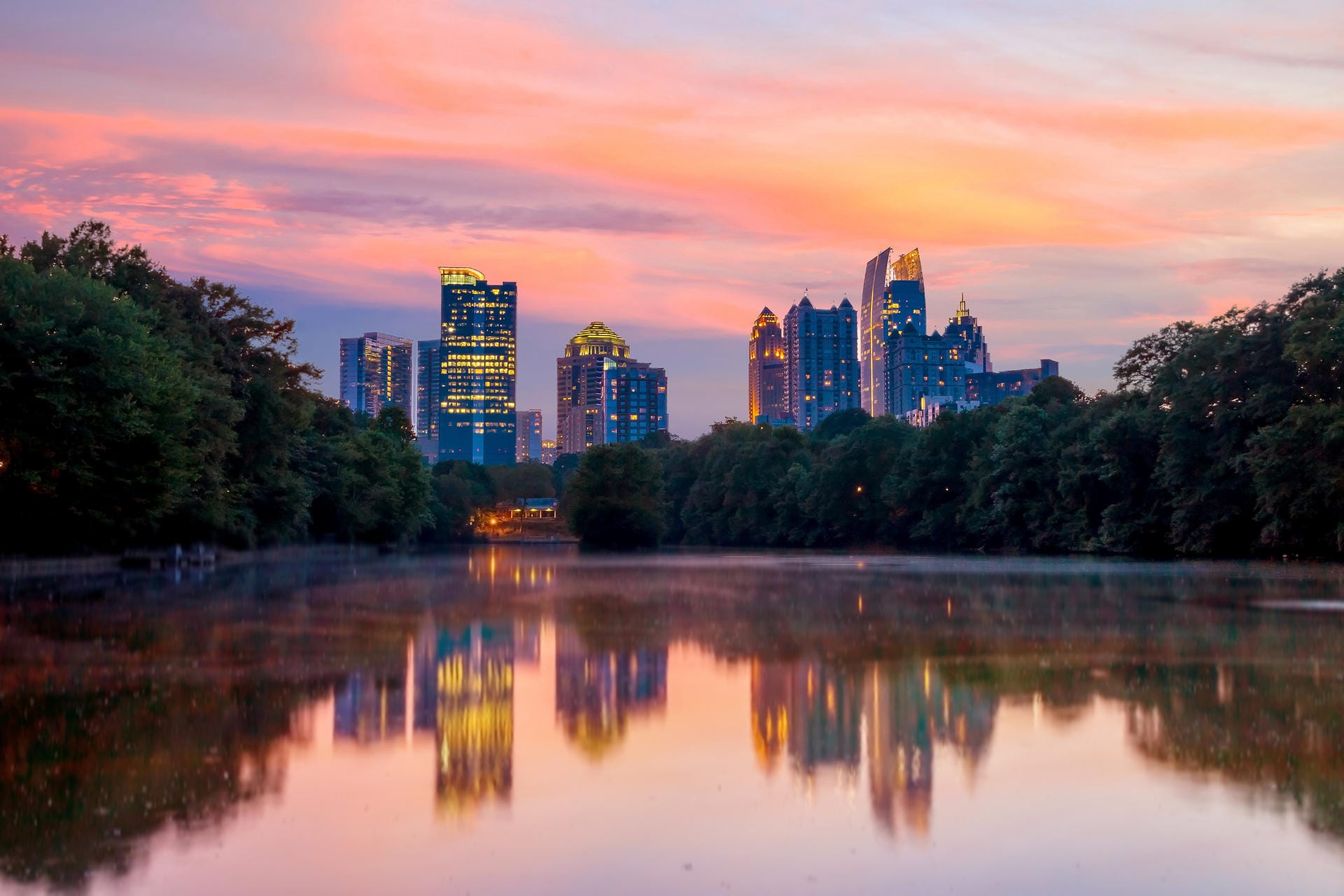 Die Skyline von Atlanta in der Abenddämmerung.